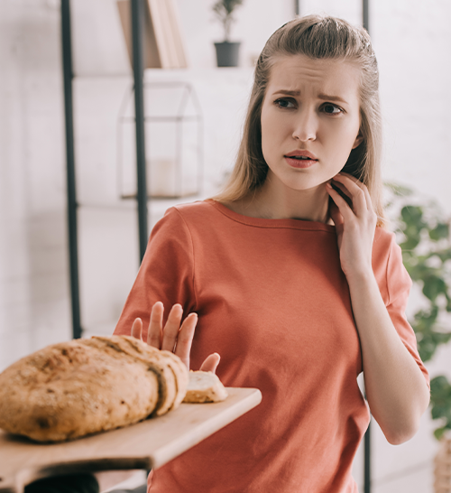 Femme concernée par une intolérance alimentaire