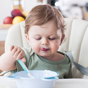 Un bébé qui mange un yaourt 